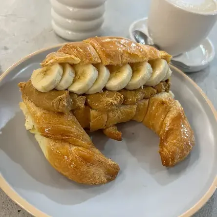 Medialuna gigante rellena de Bon o Bon y banana