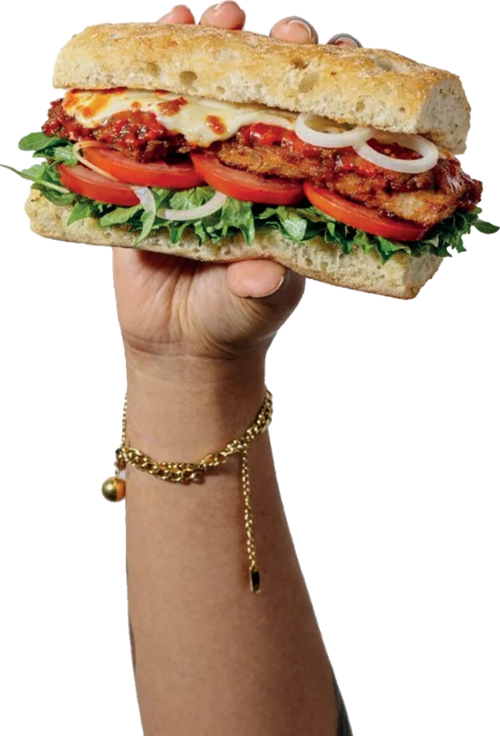 Sándwich Mila Flama en la mano
